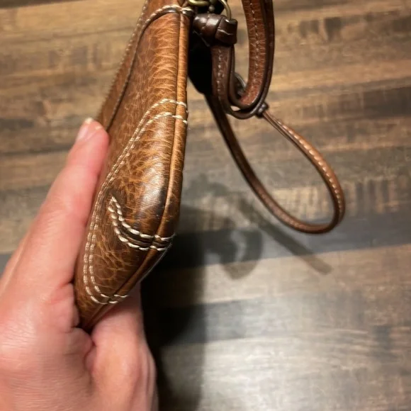 Vintage authentic Coach mini leather wristlet - Picture 6 of 10